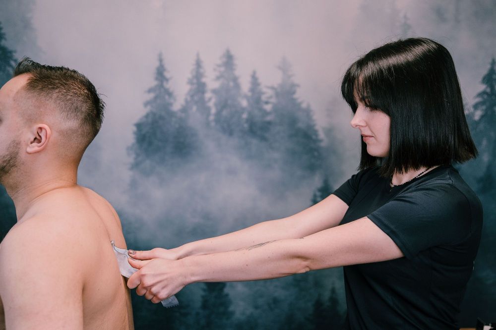 Fizjoterapeuta prowadzący rehabilitację ortopedyczną