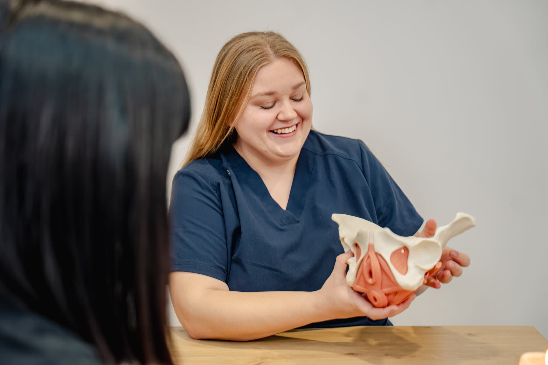 Fizjoterapeutka przeprowadzająca konsultację uroginekologiczną