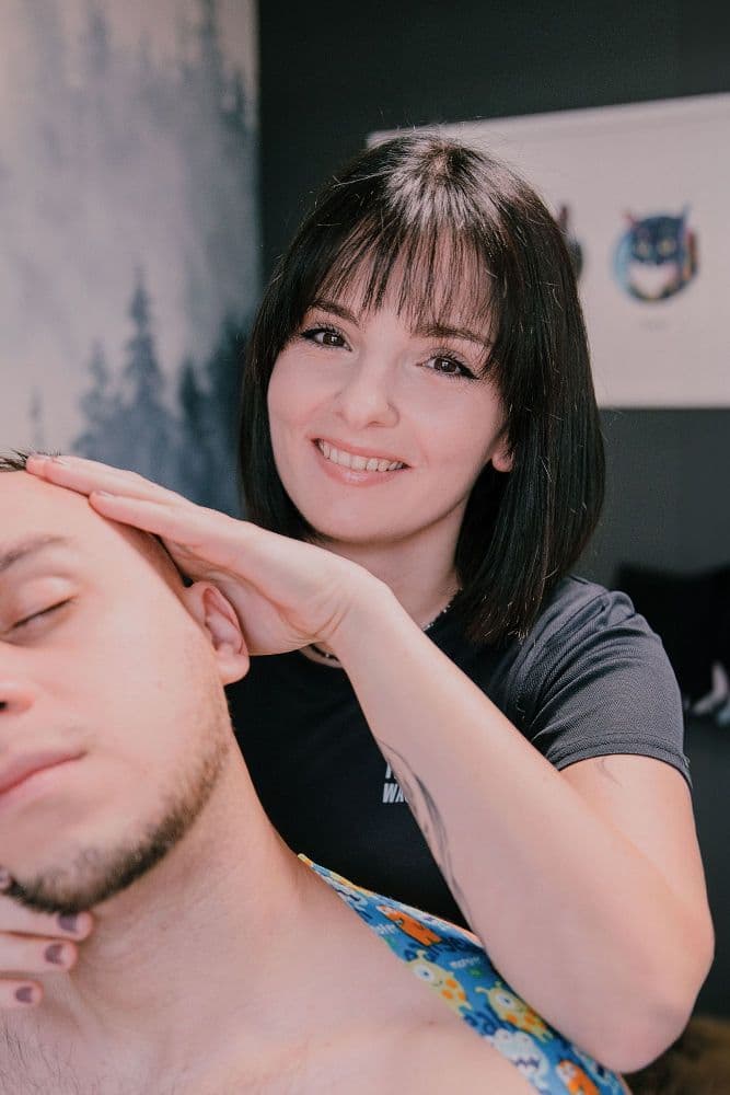 Fizjoterapeutka podczas terapii manualnej odcinka szyjnego pacjentki